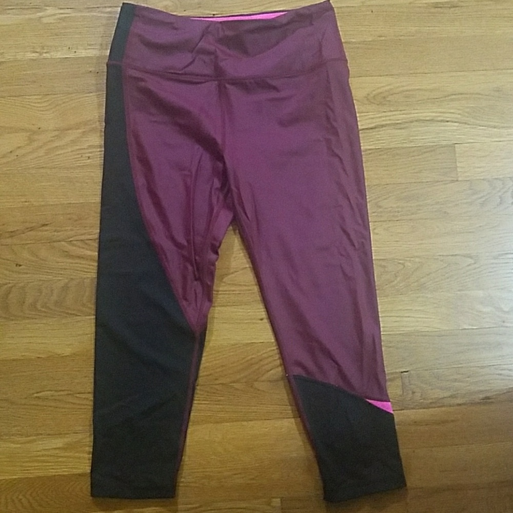 Victoria's Secret Knockout Capri Medium